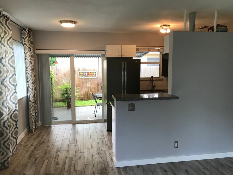 Building Photo - 125 NE 30th Ct