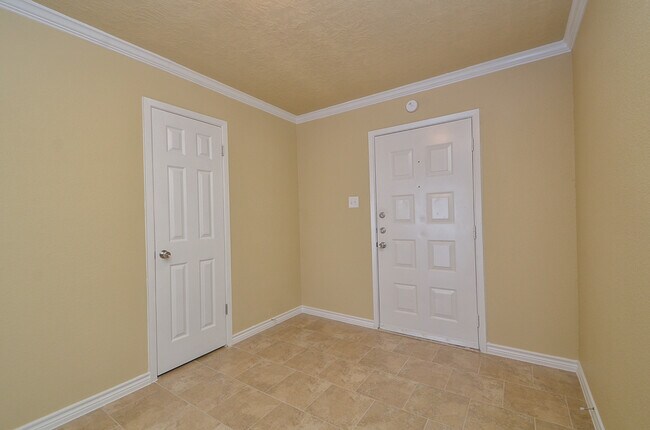 Building Photo - 3 BEDROOM TOWNHOME FOR LEASE IN LANGHAM CREEK