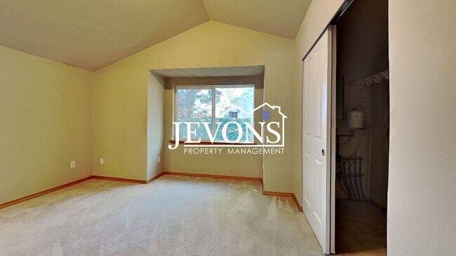Building Photo - Charming two-story condo with two master s...