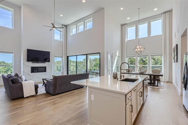 Building Photo - 704 Palamos Dr