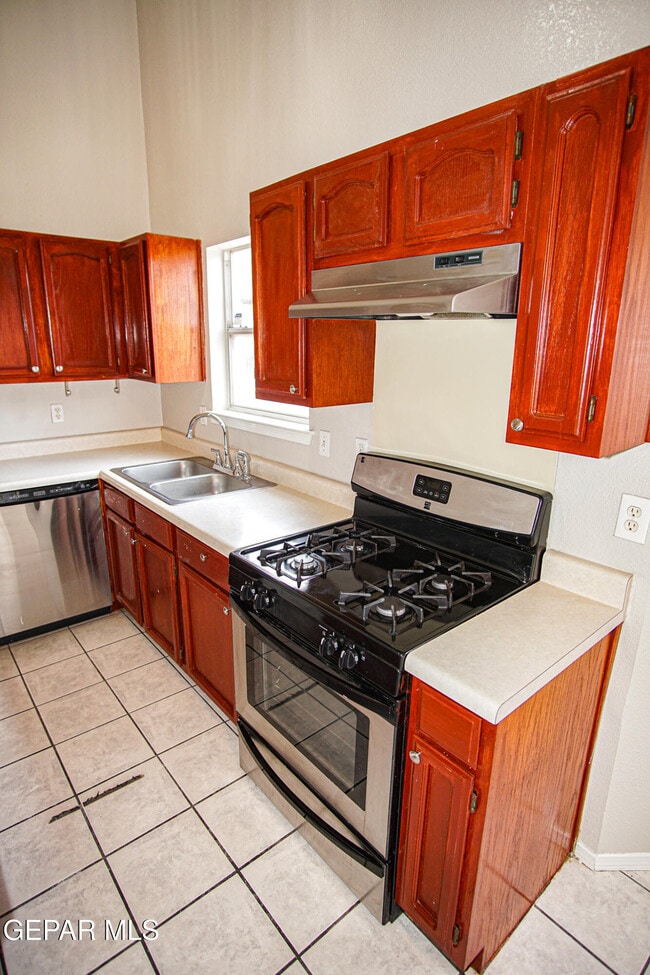 Building Photo - 13944 Roslyn Dr