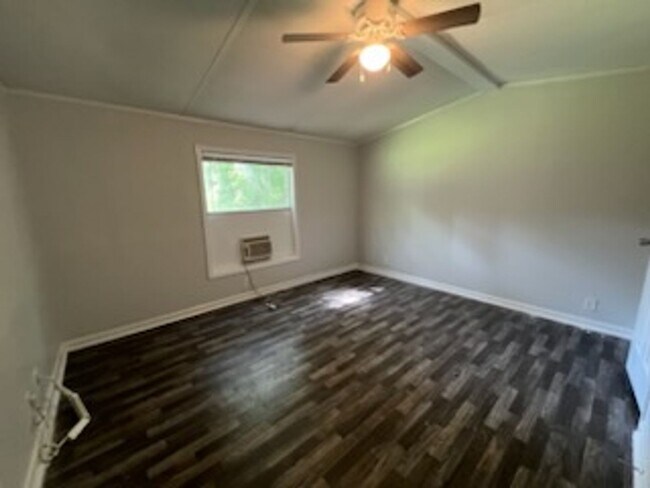 Building Photo - Newly Remodeled Trailer - Close to New Riv...