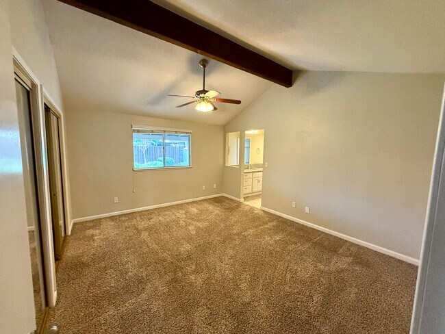 Building Photo - Single story home with vaulted ceilings!