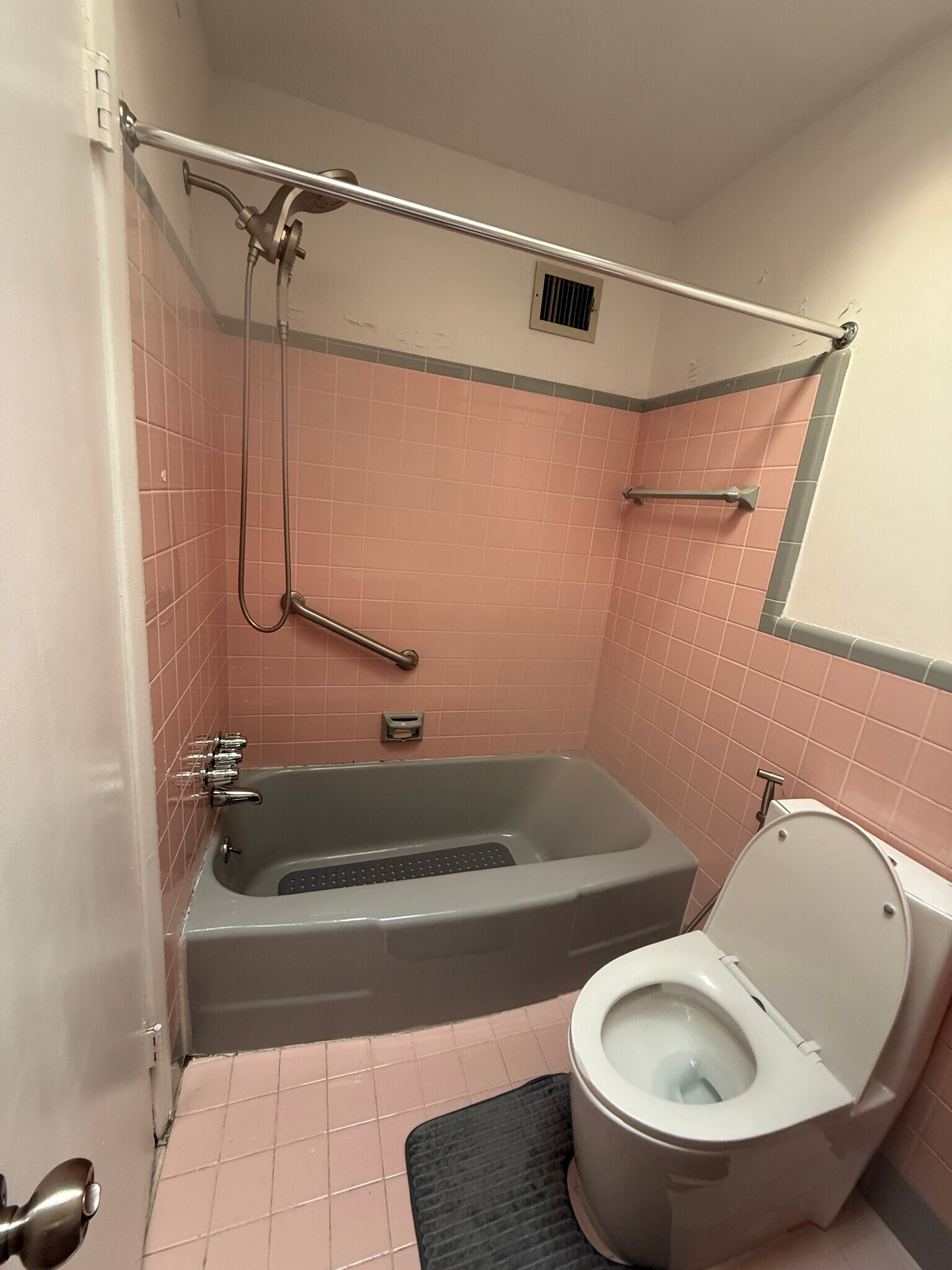 Building Photo - 114 E Colonial St