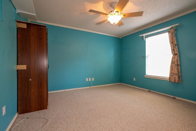 Building Photo - Charming 3 bedroom home with cozy fireplac...