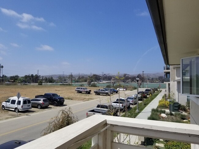 Building Photo - Spacious Condo 3 bedrooms, 2 bathrooms Built 2016