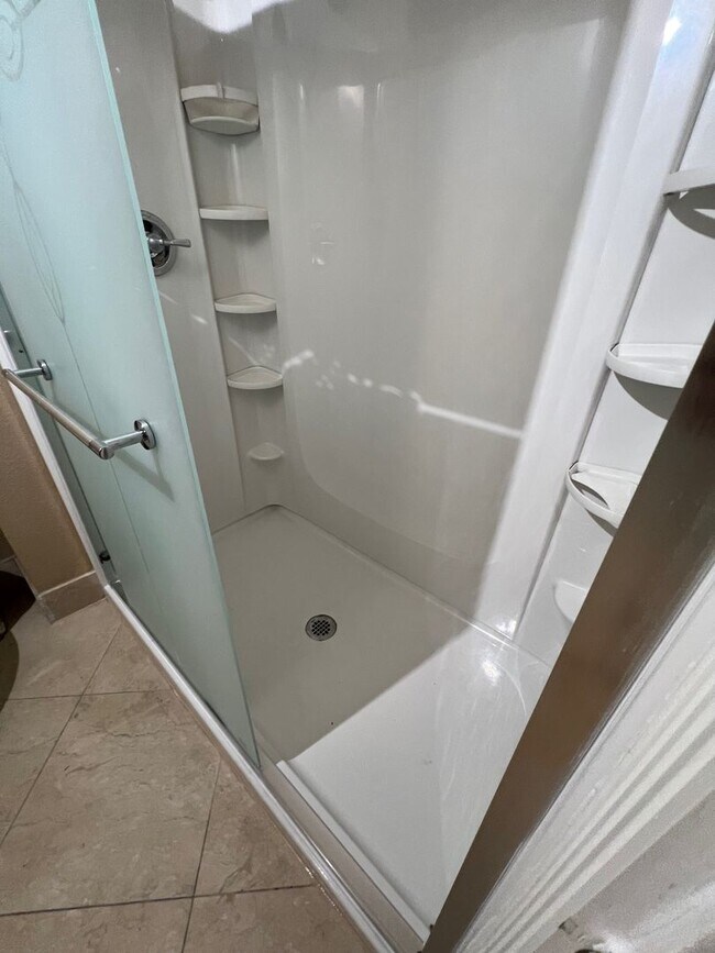 Building Photo - Meridian Furnished 2 Bd / 2 Ba Luxury Condo - Resort Style Living.
