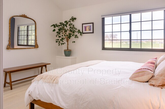 Building Photo - 727 Julian Cir