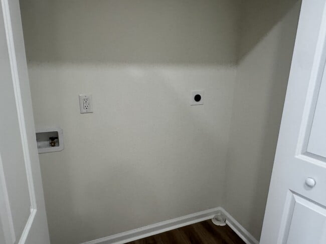 Building Photo - 208 Regalwood Dr