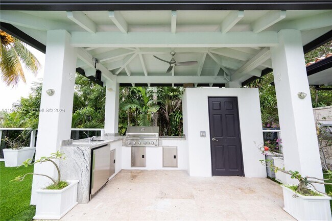 Building Photo - 7125 Los Pinos Blvd