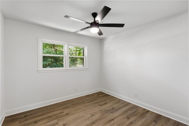 Building Photo - 1348 Ridgewood Dr SW