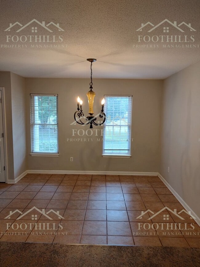 Building Photo - 3-Bedroom Home with Scenic Views in Pendle...