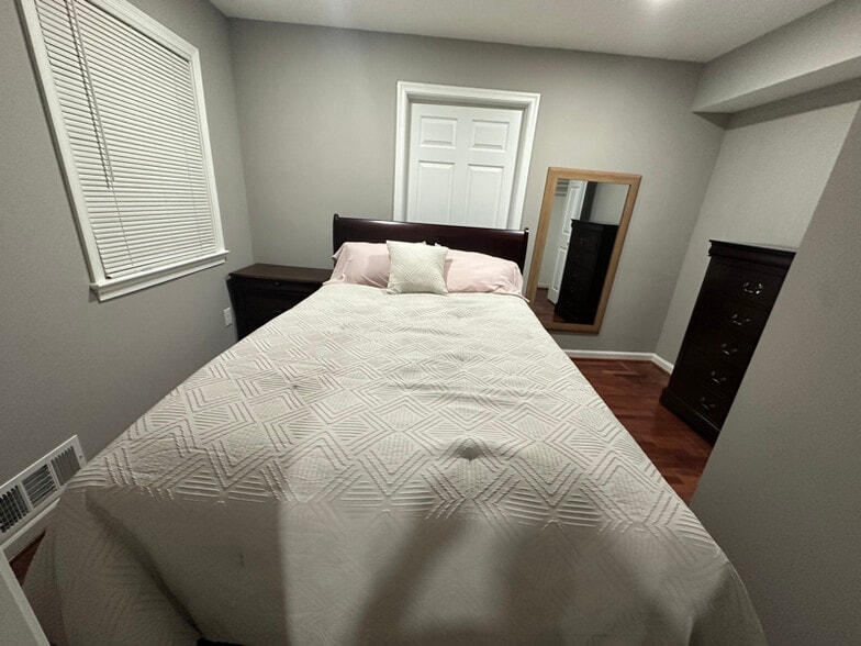 Building Photo - 2608 Village Ln