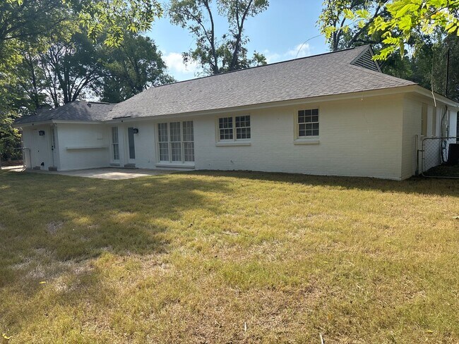 Building Photo - 3321 Ridgefield Dr