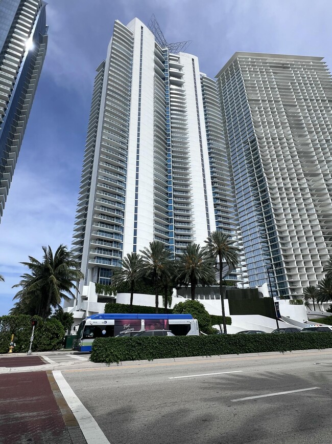 Building Photo - 17001 Collins Ave