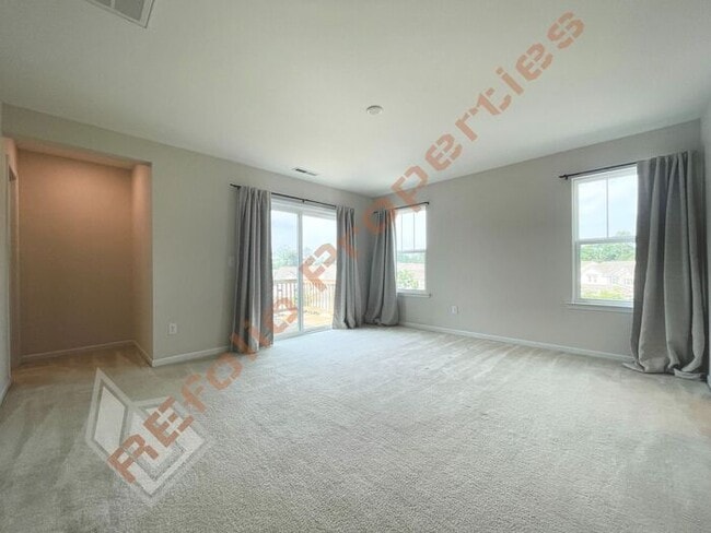 Building Photo - Beautiful 4 Bedroom 2.5 Bathroom End Unit ...