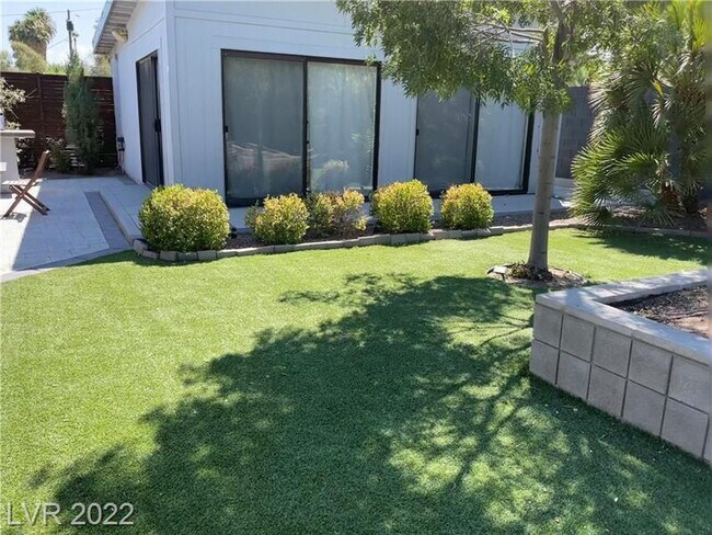 Building Photo - FULLY FURNISHED! & Recently renovated mid-term in downtown - close to arts district