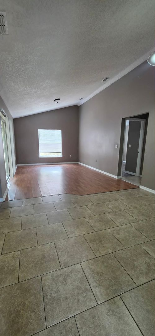Building Photo - Spacious 3BR Home with Florida Room & Fenced Backyard