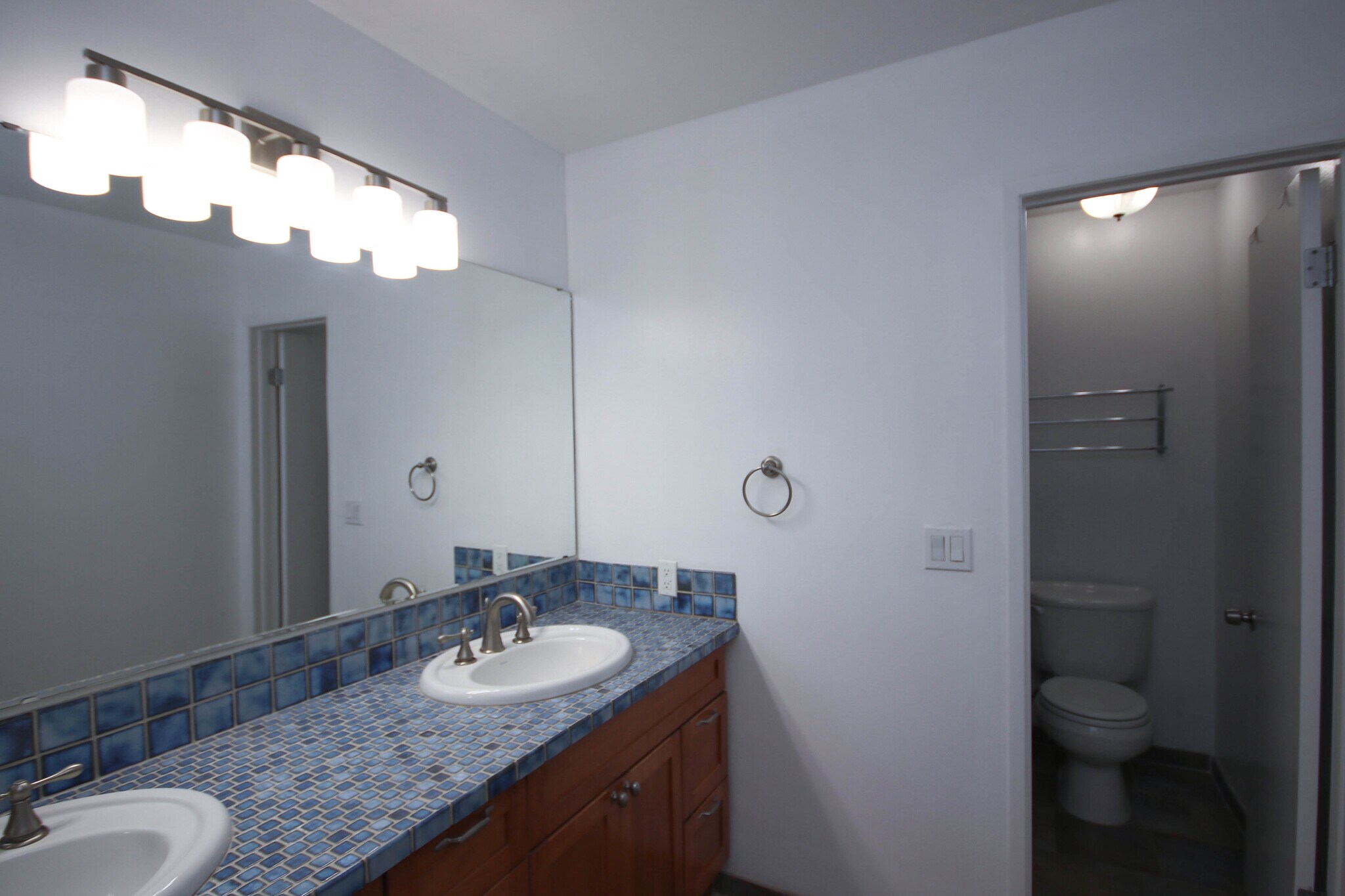 Building Photo - 1127 E Del Mar Blvd