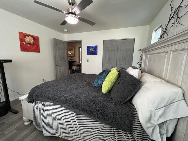 Building Photo - Cozy 2 Bed, 1 Bath Apartment with Fireplac...