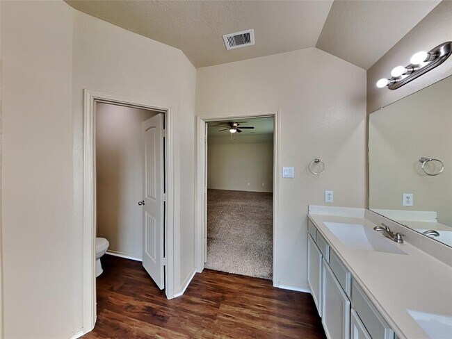 Building Photo - 33217 Wedgewood Dr