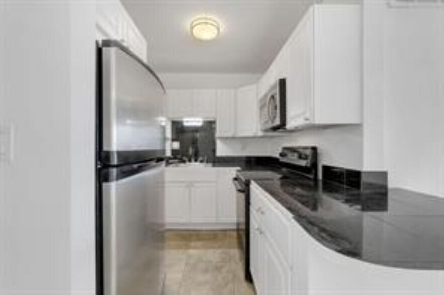 Building Photo - 3040 NE 16th Ave