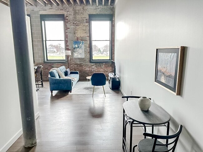 Building Photo - 605 W 4th St N