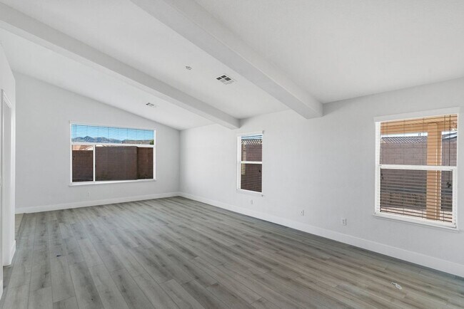 Building Photo - 4 bed, 2.5 bath single-story home in the g...