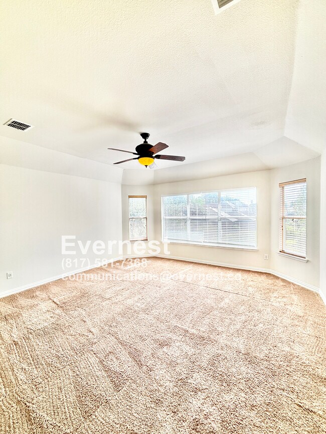 Building Photo - 4-Bedroom Home with Versatile Layout Near ...