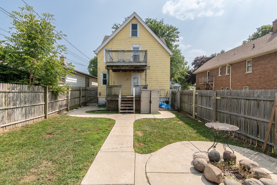 Back Yard - 3708 E Somers Ave