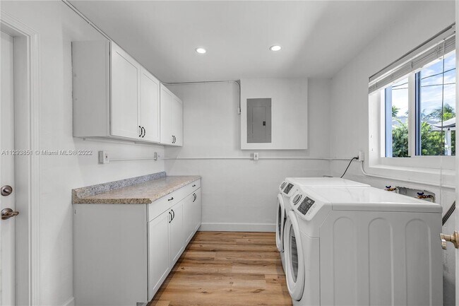 Building Photo - 921 SE 13th Ct