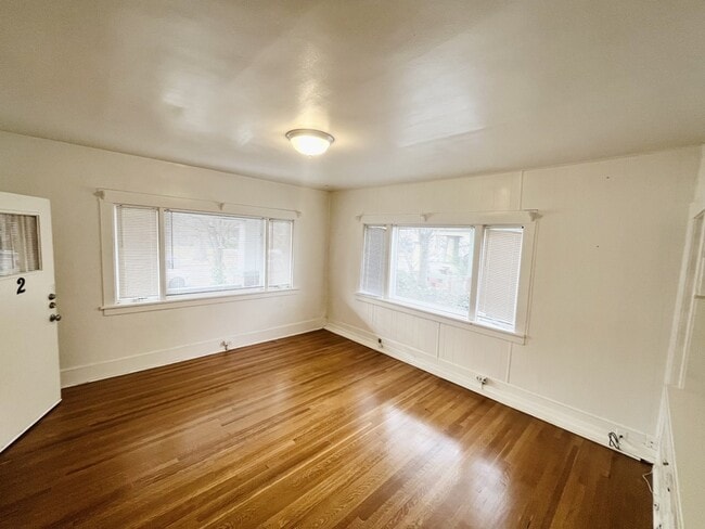 Building Photo - 925 E Wilson Ave