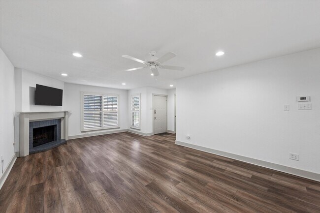 Building Photo - Updated Amazing Townhome