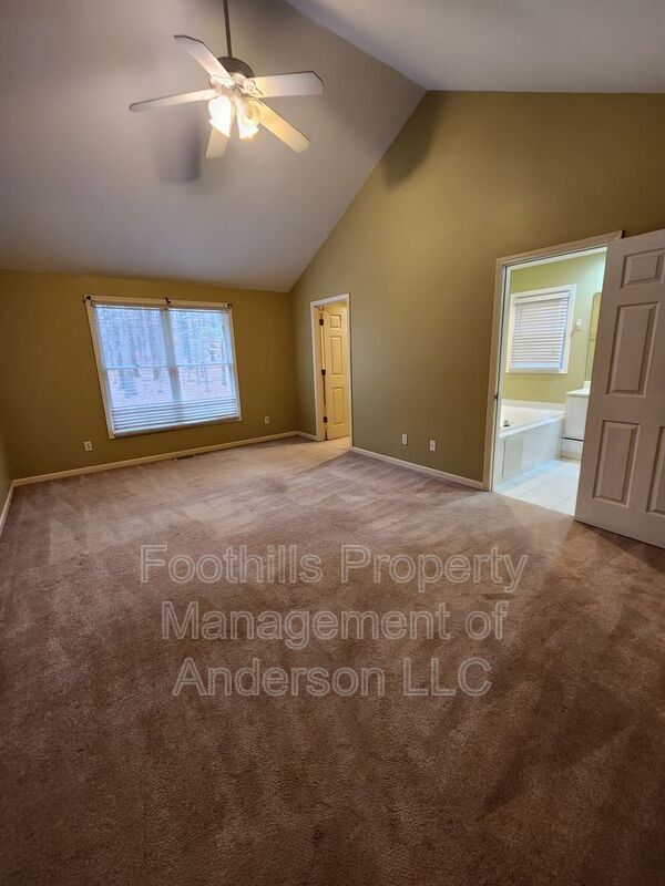 Building Photo - 102 Circle Dr