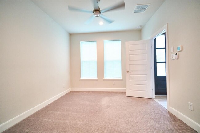 Building Photo - 2802 Grand Fountains Dr