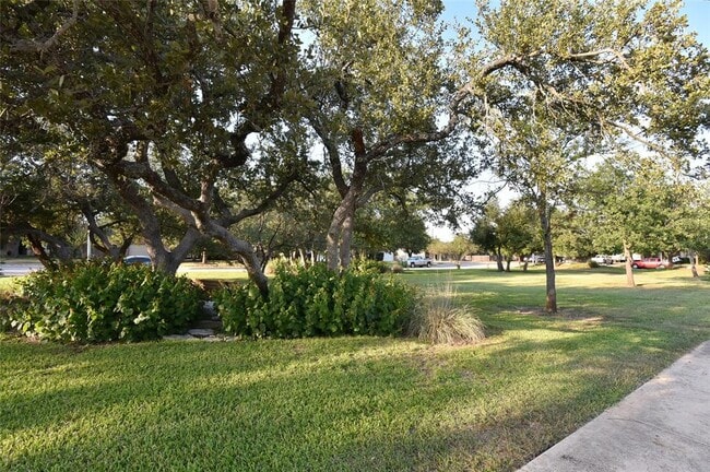Building Photo - 3305 Stonewall Dr