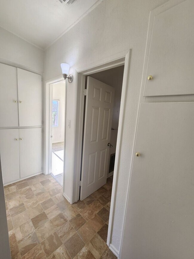 Building Photo - Cute 2 Bedroom 1 Bath Home