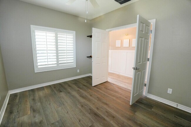 Building Photo - 884 W Whistling Thorn Ave