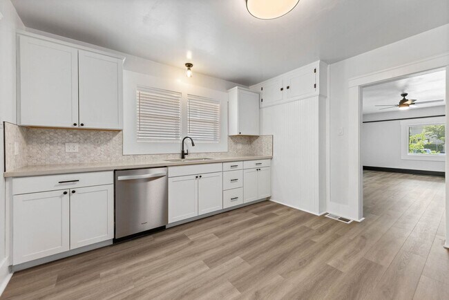 Building Photo - 3 Bed, 2 Bath, 1 Office/Guest - Fully Renovated Midtown Home