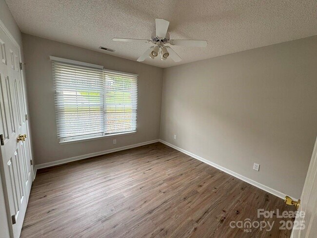 Building Photo - 516 Basswood Way