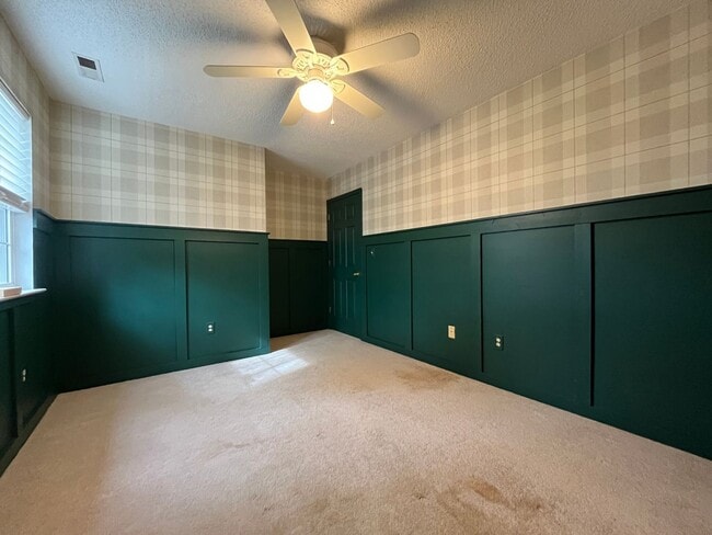 Building Photo - Spacious 3/3 Available For Move In Now