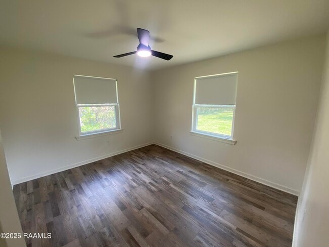 Building Photo - 9922 N Parkview Dr