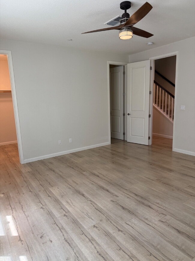 Building Photo - Gorgeous 4 Bed/4 Bath End Unit Condo with ...