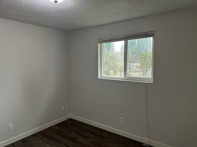 Building Photo - Large 3 bedroom 1 1/2 bathroom duplex with...