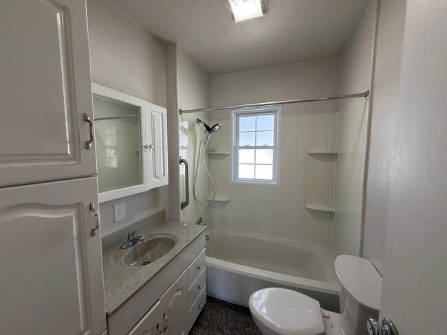 Building Photo - Three bedrooms, one bathroom, pet friendly, one car detached garage!