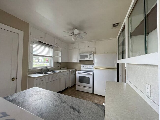 Building Photo - 1918 E Main St