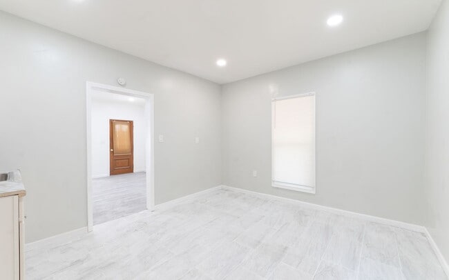 Building Photo - Charming 2-Bedroom Property in Prime Location