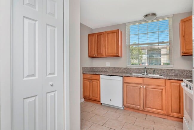 Building Photo - Ground Floor - Corner/End Unit - Upgraded ...