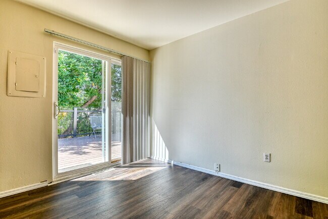 Building Photo - Fantastic Home In Village Seven For Rent