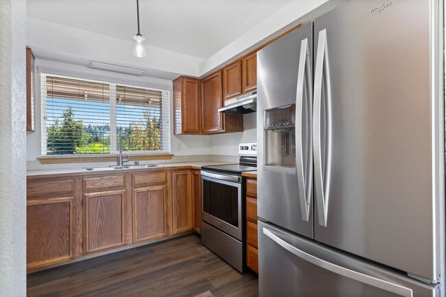 Building Photo - Move in ready - 3 bedrooms, 2 bath rambler...